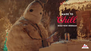 雪人在雪夜節日場景中手持 Coors Light 罐。