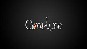 在紋理黑色背景上，白色草書寫著Coraline，字母o中有卡通眼睛。 — 暗黑極簡 壁紙