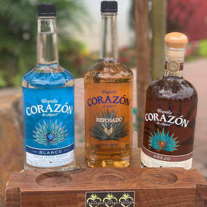 戶外木架中的三瓶 Corazon de Agave 龍舌蘭酒。