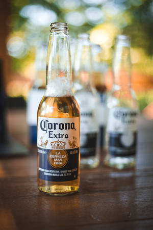 戶外木桌上的一瓶冰凍Corona Extra啤酒瓶。 — 小米Pad 8 壁紙