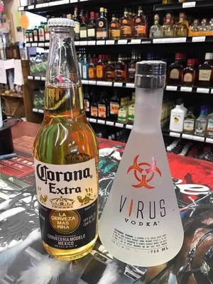 櫃檯上的兩瓶酒，後面是酒類貨架。 — 3:4 壁紙