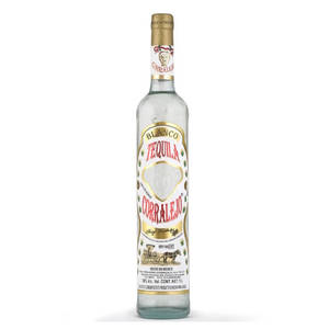 一瓶透明的Corralejo Blanco Tequila，帶有金色和紅色標籤，置於白色背景上。