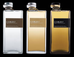 三瓶Corzo龍舌蘭酒，裝有清澈琥珀色液體，背景為黑色。