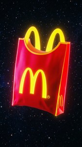 一個發光的麥當勞袋在星際間漂浮於太空中。