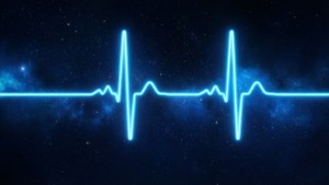 一條藍色心跳線條在發光星雲的星空背景下脈動。