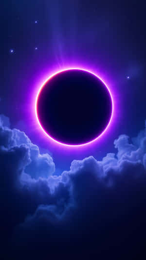 夜空中被雲朵和星星環繞的紫色發光日蝕。