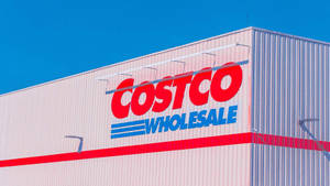 晴朗藍天下的Costco Wholesale倉庫建築。