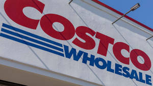 藍天下白色建築物上的Costco Wholesale商店標誌。