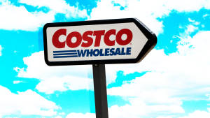Costco Wholesale方向標誌在藍天白雲下
