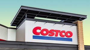 Costco倉庫店面，在漸變天空下，帶有紅色標誌和藍色條紋。