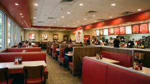 Chick-fil-A餐廳內部，設有紅色卡座和用餐的顧客