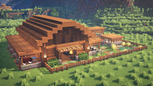 長滿青草的山丘上，設有圍欄庭院和動物的Minecraft木製農舍。