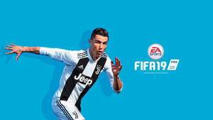 基斯坦奴·朗拿度身穿祖雲達斯足球球衣，為FIFA 19 EA Sports遊戲封面擺姿勢。