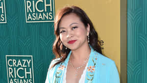 女性身穿藍色花卉外套在瘋狂亞洲富豪活動中微笑