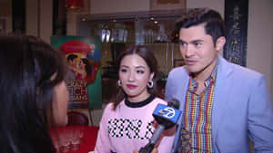 演員正接受手持ABC7麥克風的記者採訪。