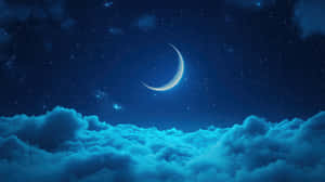 弦月位於發光雲層之上，在星夜天空下