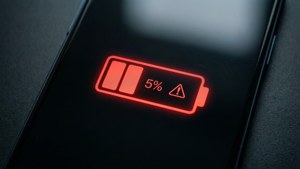 智能手機屏幕顯示5%電量及紅色警告符號。