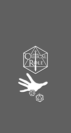 灰色背景上，帶有手和骰子的Critical Role標誌
