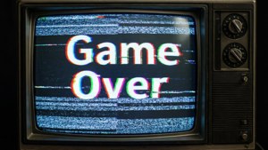 復古電視屏幕顯示「Game Over」，帶有彩色故障效果和靜態。