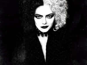 一位擁有半黑半白捲髮的女性，化著大膽的妝容並佩戴黑色頸鏈。