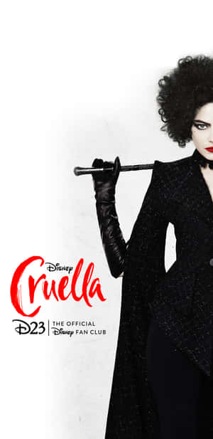 Cruella de Vil 身穿黑色外套和手套，手持拐杖，帶有紅色迪士尼 Cruella 標誌。