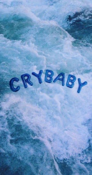 「crybaby」文字漂浮喺翻騰嘅海浪中。