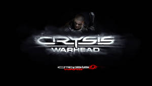 士兵在黑暗煙霧中持武器，身後是發光的Crysis Warhead標誌。