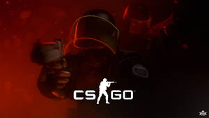 CS GO標誌，剪影玩家身穿戰術裝備在紅光中瞄準武器。