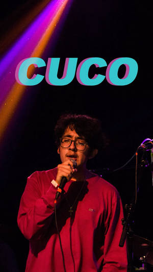 音樂家在彩色燈光下於舞台上表演，帶有「CUCO」文字。
