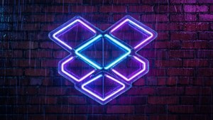 霓虹燈 Dropbox 標誌在雨中濕磚牆上發光。