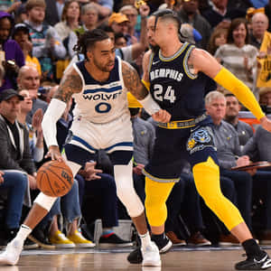 兩名NBA籃球運動員在比賽中行動，觀眾觀看。