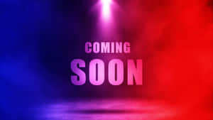 在紅色和藍色燈光照亮的煙霧舞台上，粉紅色發光文字寫著「COMING SOON」。