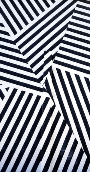 黑白對角線條紋幾何牆面圖案 — Pixel Fold 壁紙