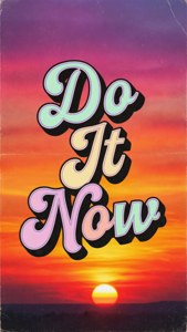 激勵性文字 Do It Now 映襯著色彩繽紛的日落天空。