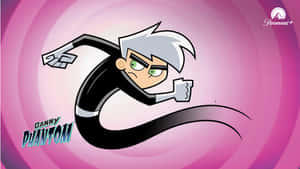 Danny Phantom 以鬼魂形態奔跑，握緊拳頭，背景是粉紅色漩渦。 — 茱莉與魅影 壁紙