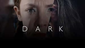 女性臉部垂直分割的特寫，並疊加DARK字樣。