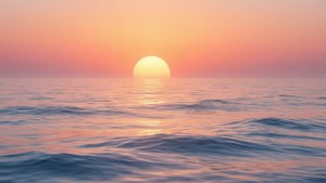 平靜海面上的日出，柔和的橙色和粉紅色調在水面上反射。