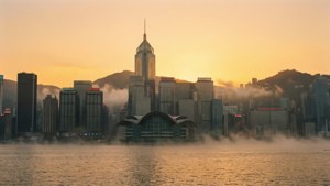 香港日出時分，維多利亞港霧氣裊裊，水面寧靜無波。