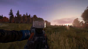 穿著戰術裝備的玩家在日落時的草地上自拍。 — Dayz GIF 壁紙