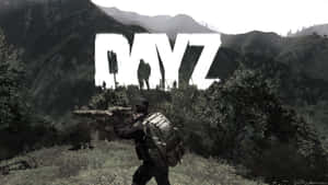 一名士兵持步槍和背包站在草地上，背景有山脈和 DAYZ 字樣。 — Dayz GIF 壁紙