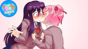 兩個穿著校服的動漫女孩接吻，臉紅，帶有 Doki Doki 標誌。