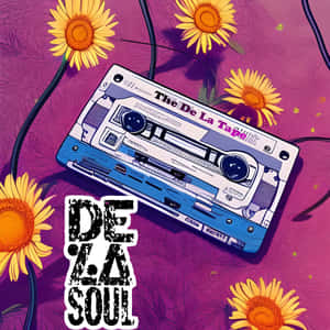 一個藍色卡式帶，帶有「De La Soul」文字，被向日葵環繞，背景為紫色。