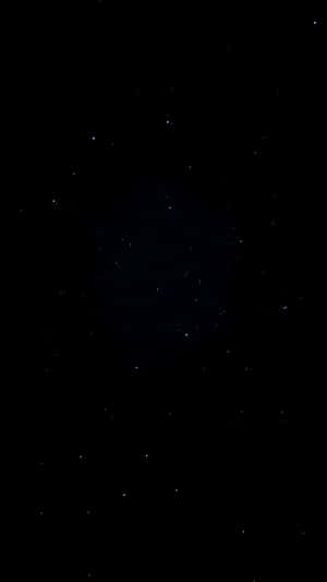 佈滿星星和微弱發光星雲的黑暗天空