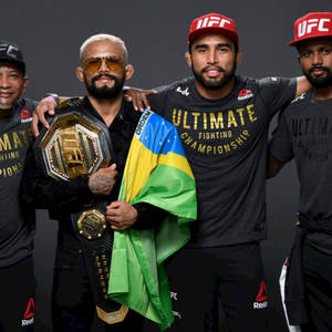 UFC冠軍在攝影棚中與腰帶和國旗合影