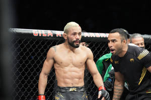UFC拳手與教練在八角籠內休息期間