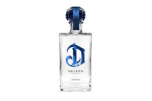 DeLeón Platinum龍舌蘭酒瓶，帶藍色標誌和瓶蓋，白色背景。
