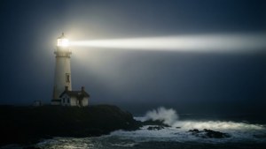 燈塔在暴風雨的夜晚照耀著翻騰的海浪。