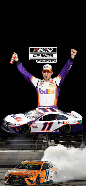 NASCAR車手站在他的賽車頂上，下方有濃煙，慶祝冠軍勝利。