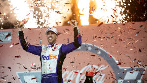 NASCAR車手在日落時分用五彩紙屑和煙火慶祝勝利。