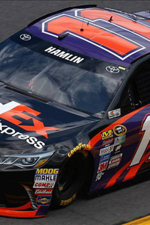 帶有Hamlin和贊助商標誌的NASCAR賽車在賽道上疾馳。